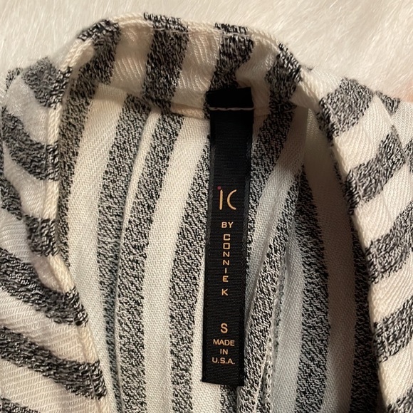 Ic By Connie K Short Sleeve Sleeveless Waterfall White & Gray Stripe Button Top - Picture 4 of 5